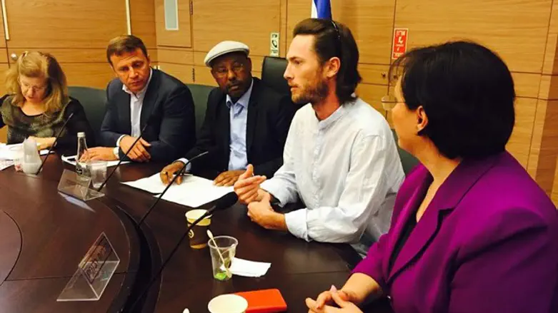 השחקן הנרי דוד בדיון בועדה