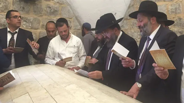 אנשי ש"ס בקבר יוסף, הלילה