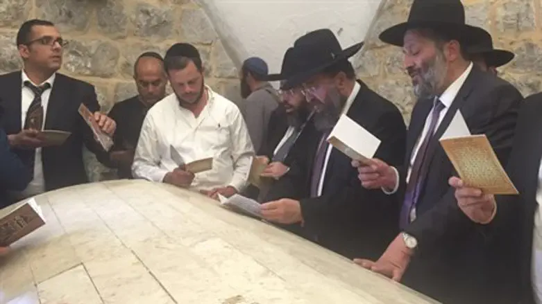 Арье Дери у гробницы Иосифа