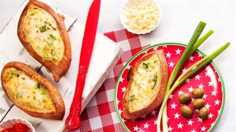 Cheese omelet-stuffed rolls