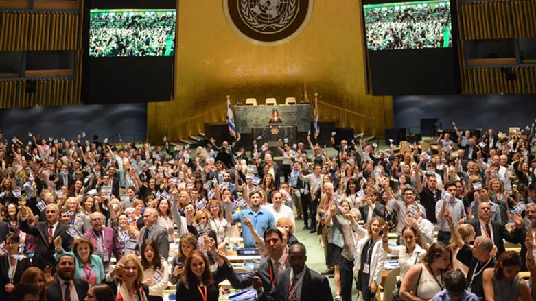 אלפי הסטודנטים מניפים דגלי ישראל במהלך הכנס, בעצרת הכללית באו"ם