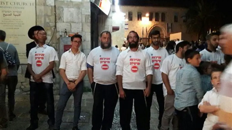 גופשטיין ופעילים מחוץ להפגנה