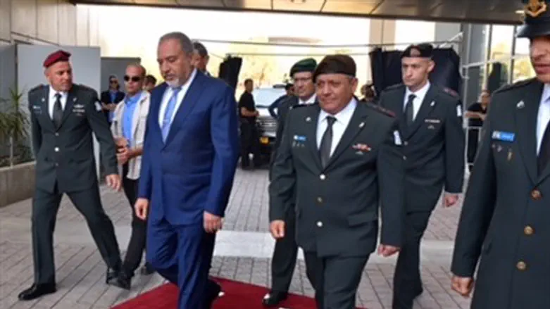 Либерман в здании «Кирия» (Тель-Авив)