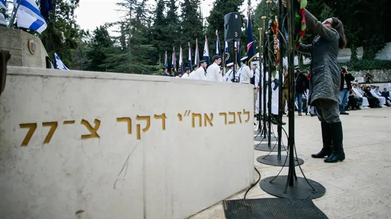 מחלוקת עזה בין המשפחות. האנדרטה לזכר חללי דקר