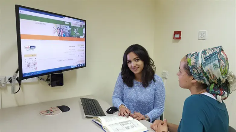 החונכת אפרת יחד עם הסטודנטית אליאור, עולה מצרפת.