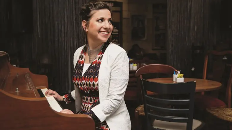 שרשרת דומיננטית וג'קט לבן