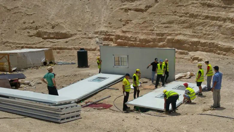 פירוק והחרמת המבנים. הבוקר