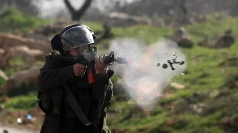 Firing a smoke grenade (illustration)