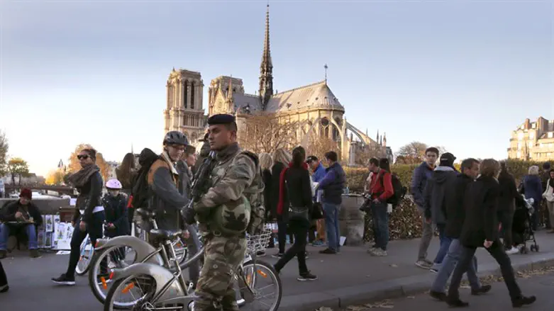 Security forces in the heart of Paris