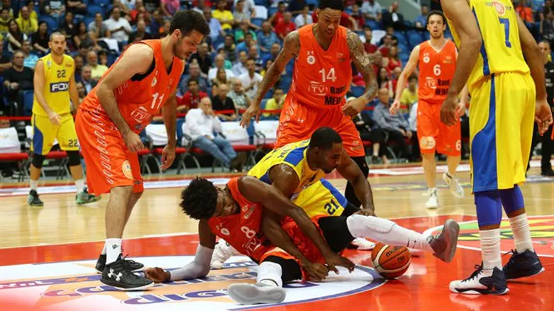 עד השניה האחרונה. שחקני מכבי וראשל"צ הערב