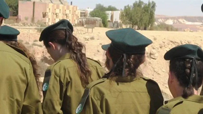 Female soldiers (illustration)