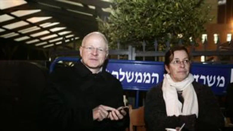 נועם ואביבה שליט בהמתנה הדרוכה ליד משרד רה"