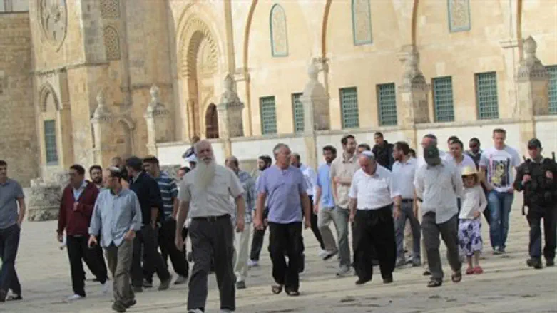 Visitors to Temple Mount on Shavuot Eve (file)