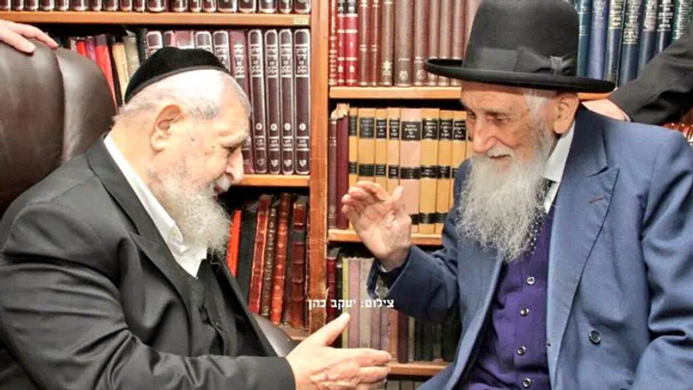 הרב שלוש עם הרב עובדיה יוסף