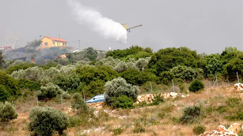 חשד שמדובר בהצתה. מטוס כיבוי מעל השריפה ברמת גלעד