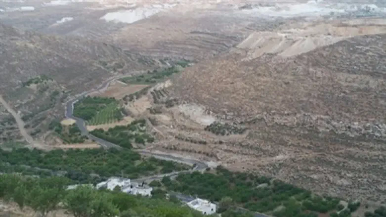 Illegal road to Beit Fajjar