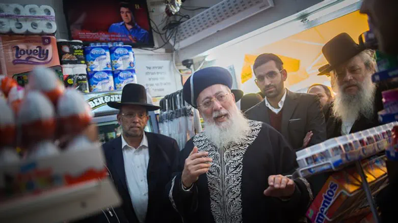 הרב שלמה עמאר, רבה של ירושלים, מסייר בעסקים כשרים בעיר