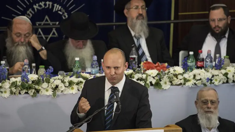 "יש כאלה שנרתמים ליוזמות ערביות שונות. אני אומר: לעולם לא!". נפתלי בנט נואם במרכז הרב