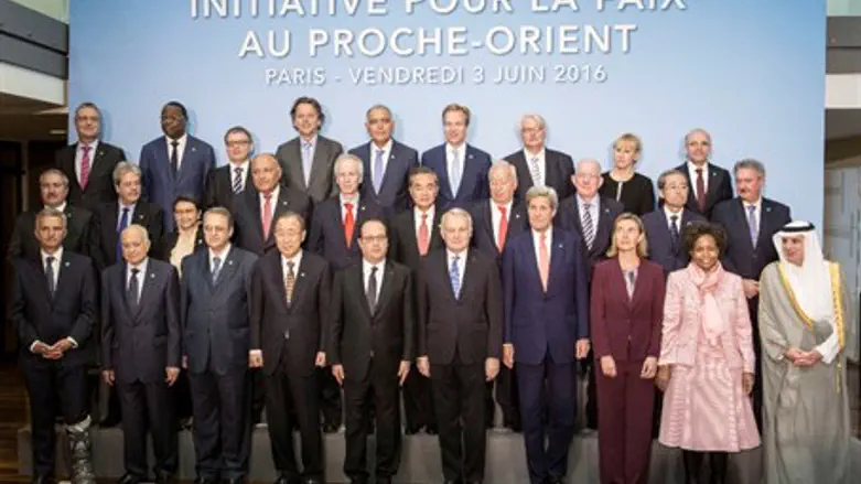 Foreign ministers before the meeting in Paris