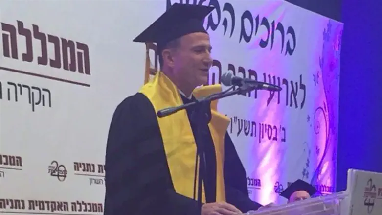 אדלשטיין מקבל את התואר, הערב