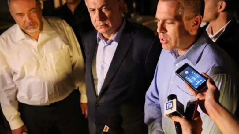 Нетаньяху, Либерман и Эрдан на месте теракта