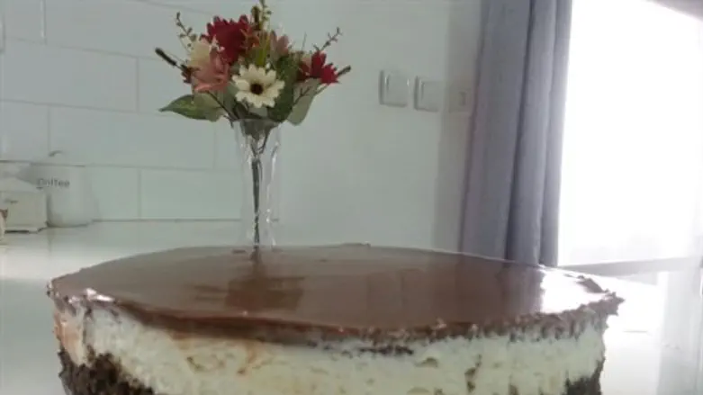 עוגת גבינה עם עוגיות קרמיאו