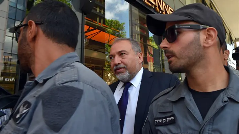 ליברמן בזירת הפיגוע