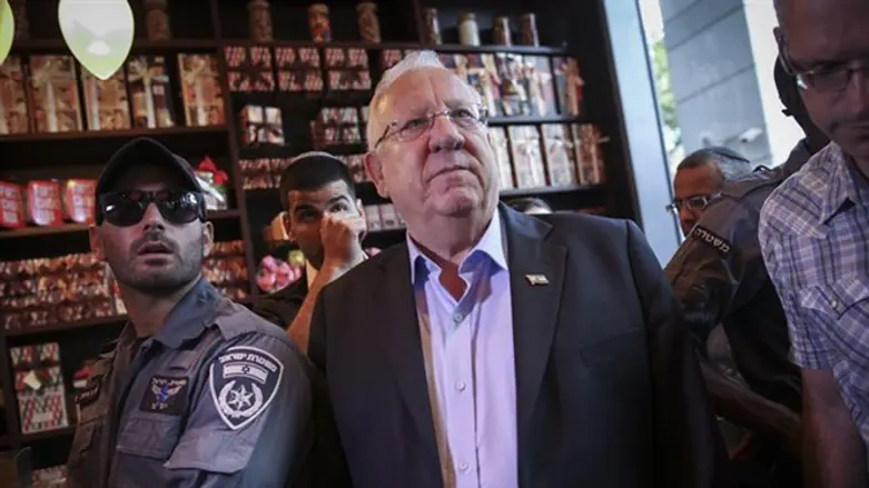 הנשיא ריבלין מבקר במקום הפיגוע בשרונה 