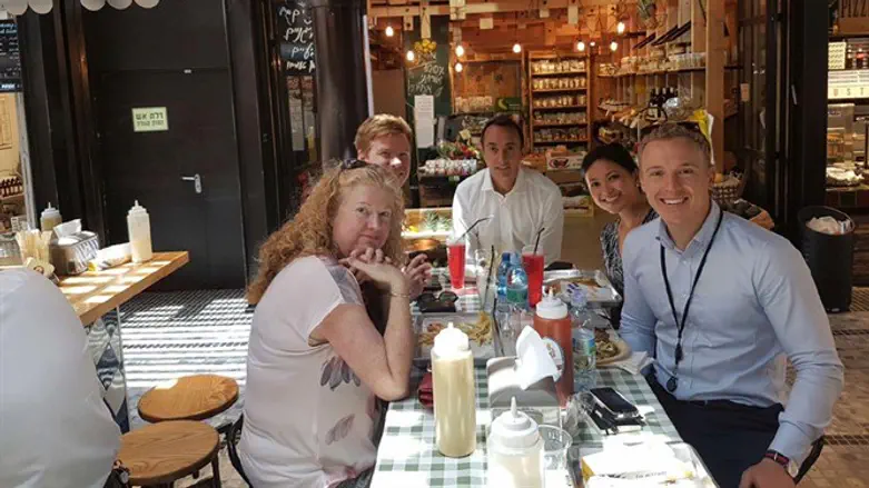 השגריר שירמה וצוותו במתחם שרונה, היום