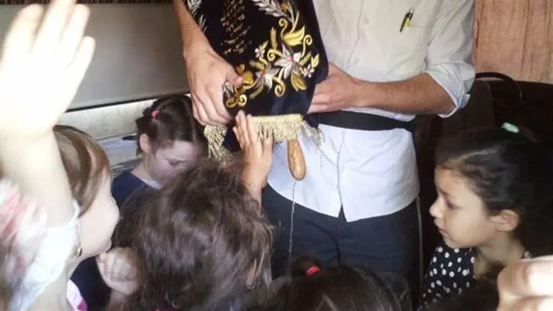 הילדים עם ספר התורה, במהלך הפעילות
