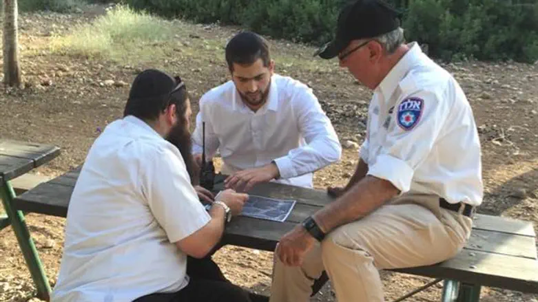 הפעילים במהלך תרגול איתור הנעדרים