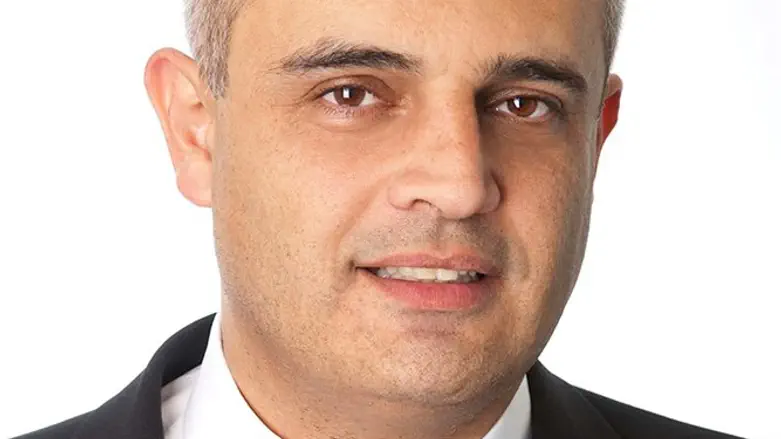 יריקה בפרצופו של בית המשפט. עו"ד גפן