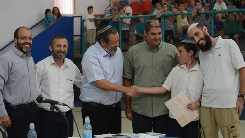 הענקת התעודות לזוכים