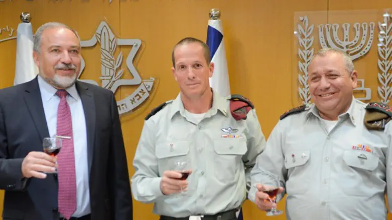 האלוף נדב פדן עם הרמטכ"ל איזנקוט ושר הביטחון ליברמן