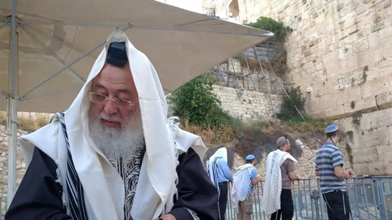 הרב עמאר בתפילת מחאה ברחבה הרפורמית. ארכיון