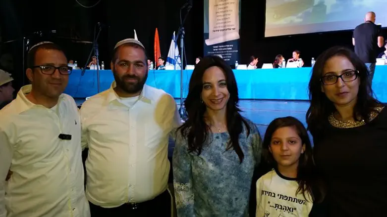 לירז והוריה עם המנהלת ורב בית הספר