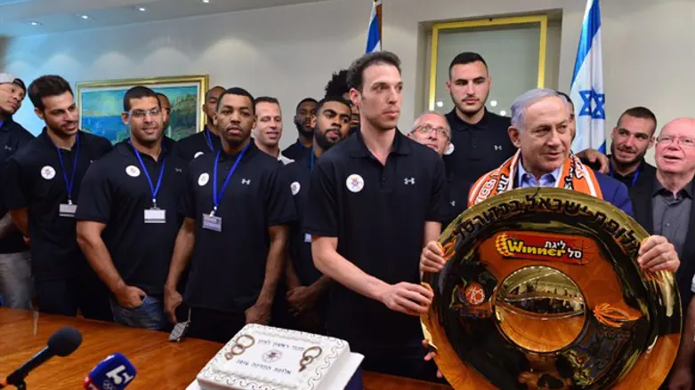 שחקני ראשון לציון עם ראש הממשלה נתניהו. שיחק בילדותו