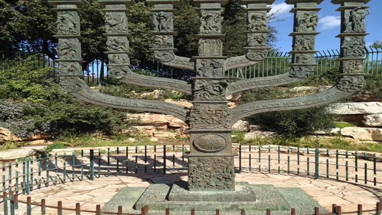 המנורה סמוך לכנסת