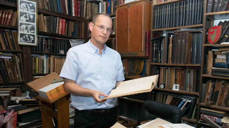 קובי דמבינסקי בחדרו הפרטי של הרב שלמה גורן זצ"ל