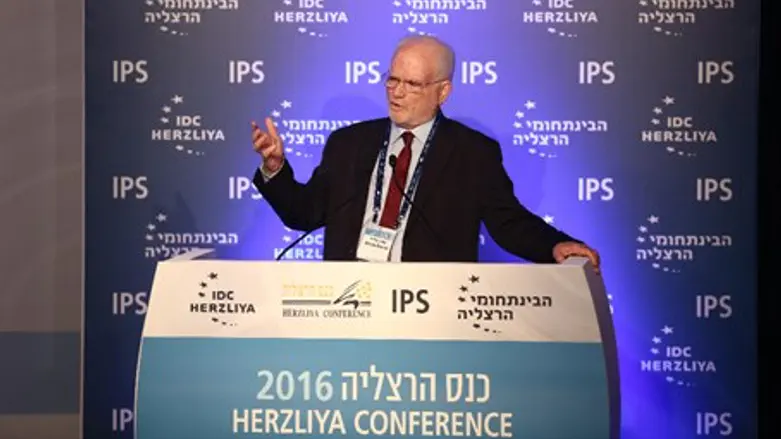 Амос Гилад на конференции в Герцилии