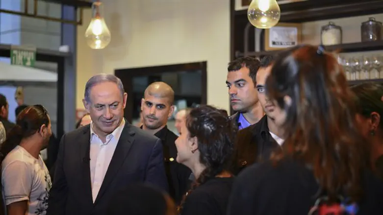 הקבינט חשש מהחלטה על תגובה דרמטית. נתניהו בביקור בזירת הפיגוע בשרונה