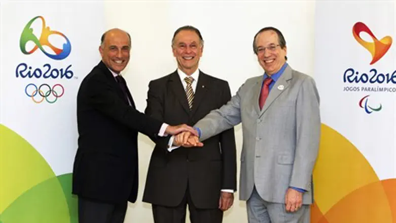 Carlos Arthur Nuzman is flanked by Sidney Levy, left, and Leonardo Gryner