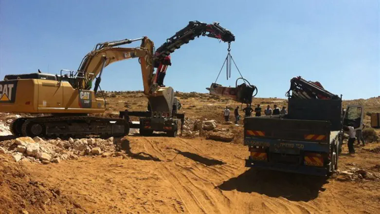 העבודות הופסקו, הכלים הוחרמו