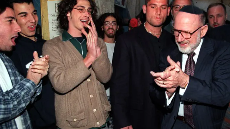 מוסקוביץ' בחנוכת בית בעיר העתיקה ב-99'