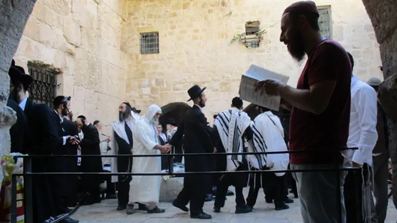 מתפללים יהודים בקבר דוד. אתמול