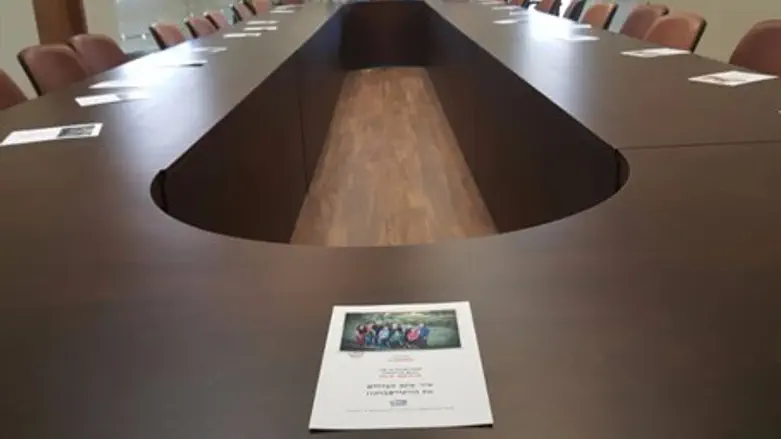 Листовки на столе заседания фракции "Ликуда"