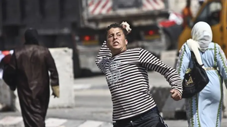 Palestinian rock-thrower (file)