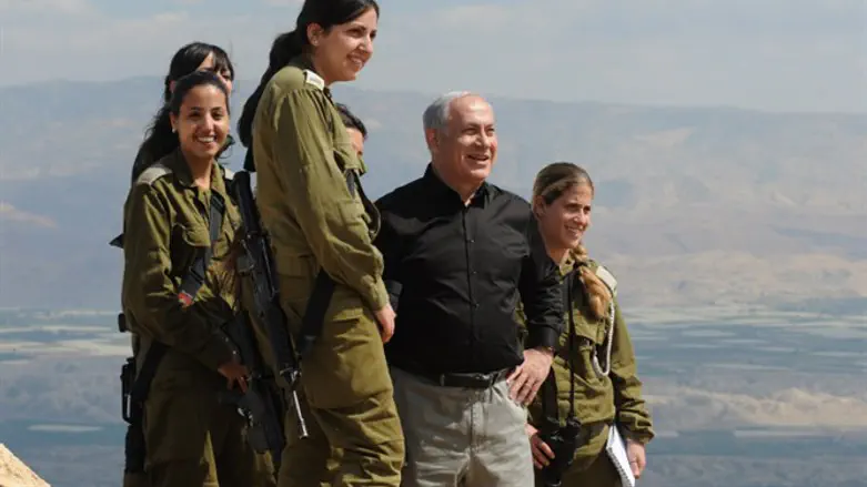 נתניהו עם חיילות בבקעה