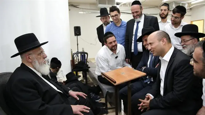 השר בנט במהלך ניחום האבלים