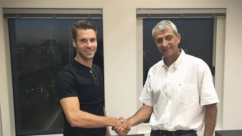 השחקן יחד עם המנכ"ל החדש אסף בן דב